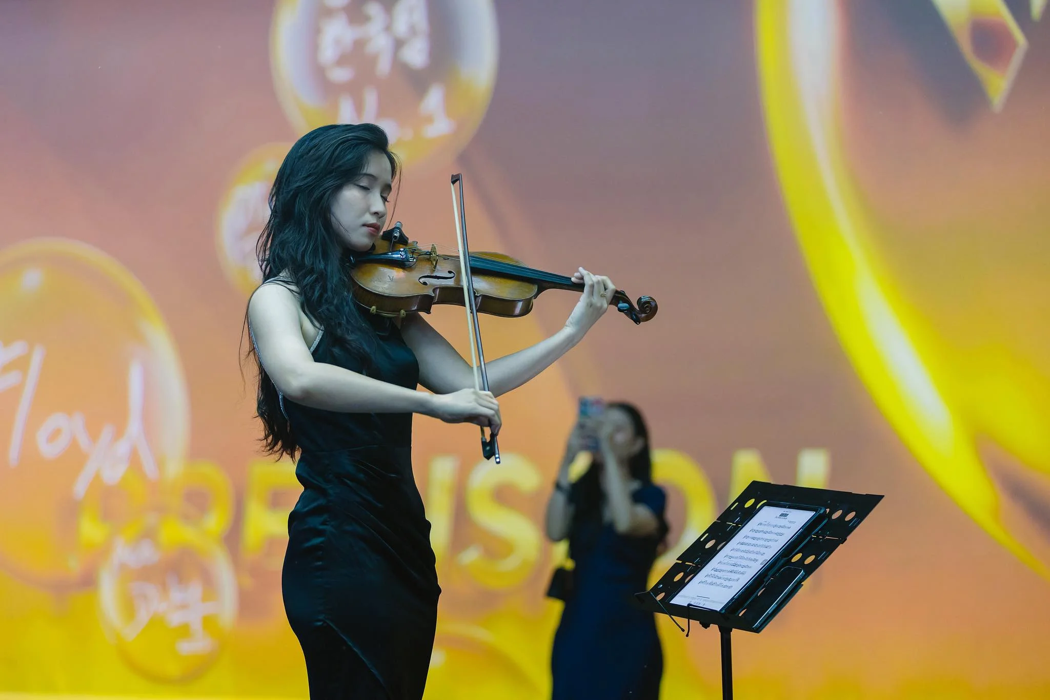 Gala Party 现场的小提琴演出,Premium Rebate Group 出席,展现活动的优雅氛围。